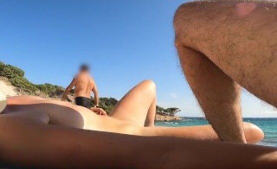 SEX OUTDOOR PUBLIC BEACH friends surpris à se masturber mutuellement à la plage On nous observe
