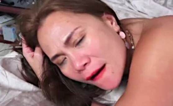 Exotic Filipina MILF Kim Kreme Morning Sex In Bed