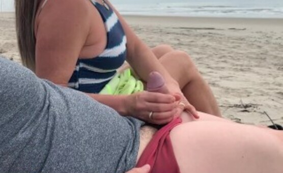 Quickie on public beach, people walking near - Real Amateur